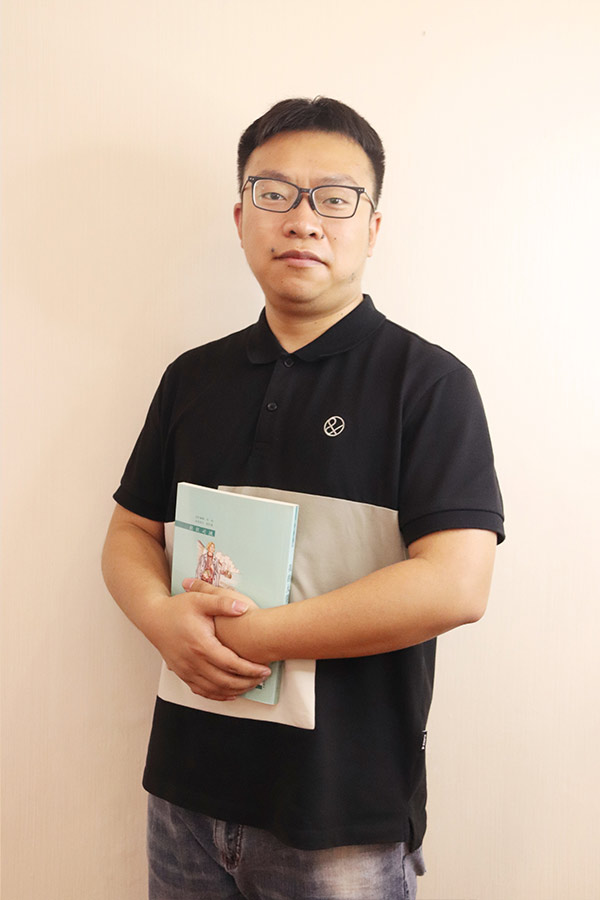 宝塔杨斌 本科学历，毕业于西安航空学院