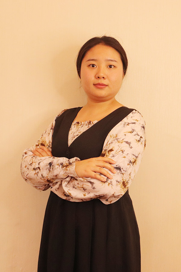 宝塔何爱玲 本科学历，优秀班主任